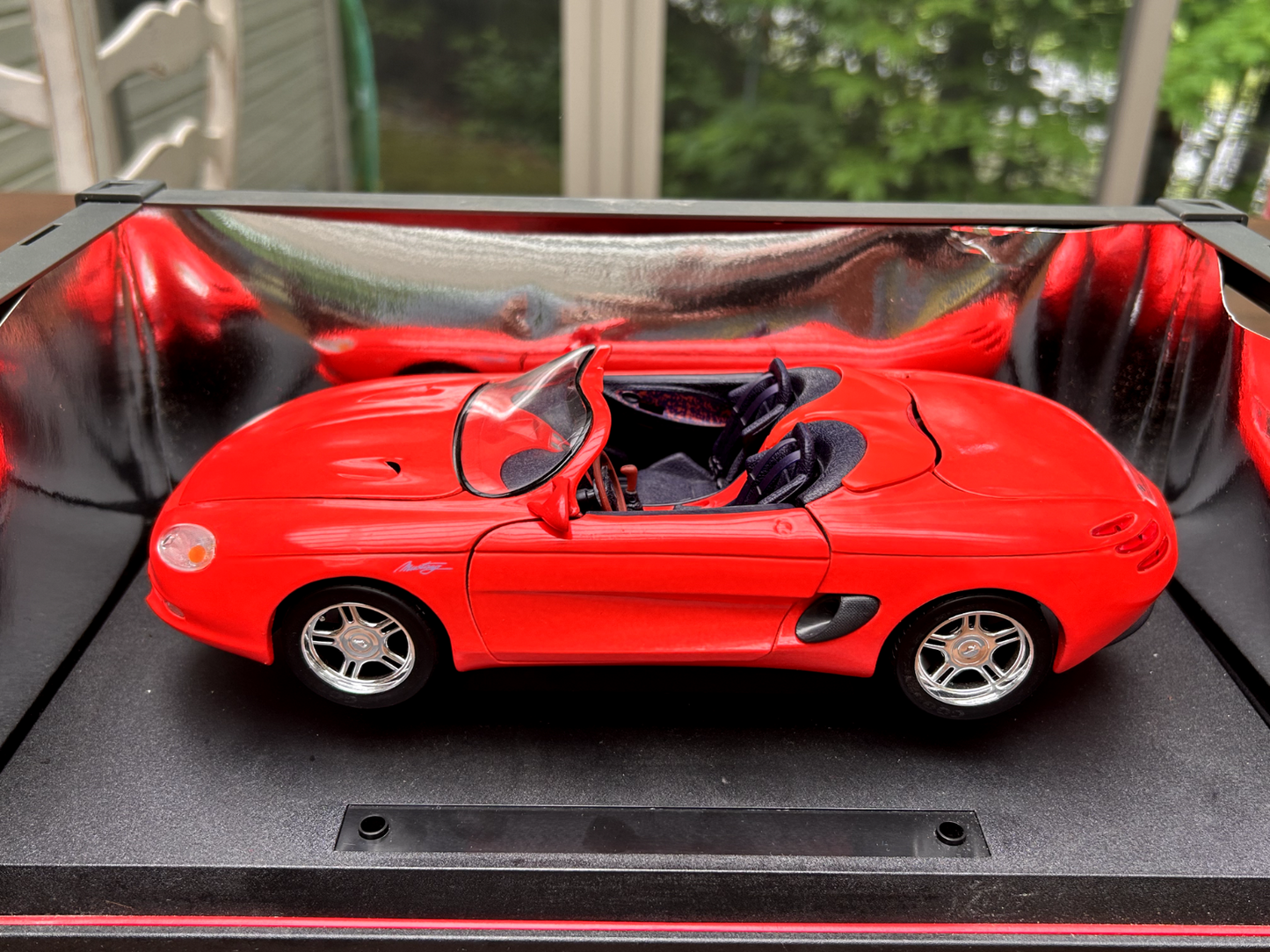 Maisto 1/18 SCALE Diecast SPECIAL EDITION RED MUSTANG MACH III CONCEPT CAR