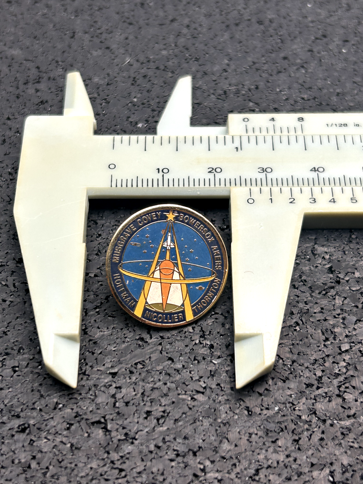 NASA Space Shuttle STS-61 Mission pin