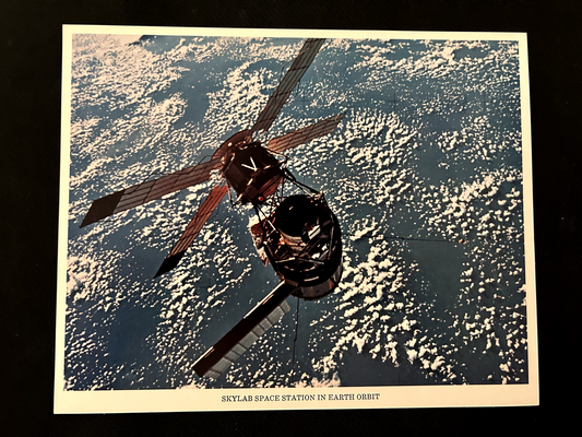 NASA - SKYLAB SPACE STATION IN EARTH ORBIT 8X10 litho