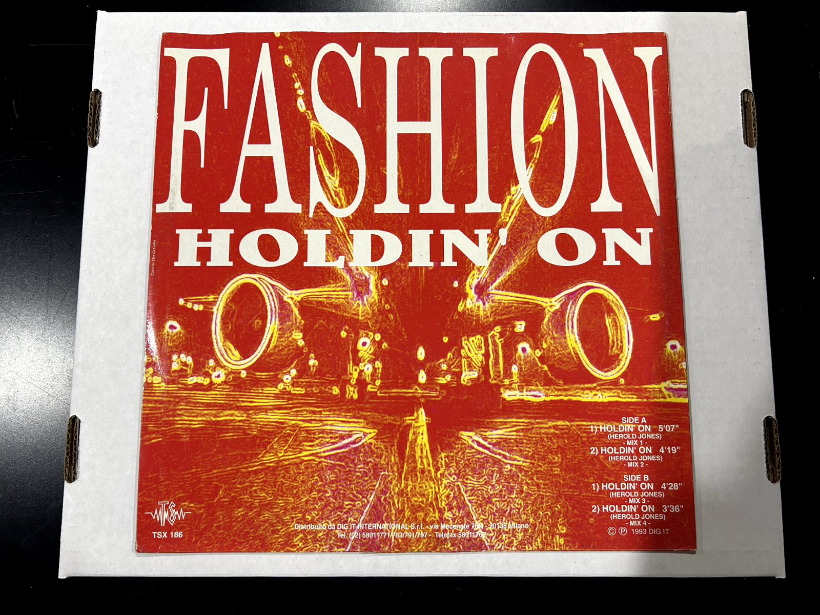 Fashion – Holdin' On