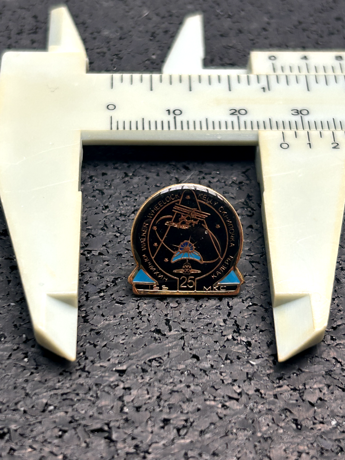 NASA Russia Soyouz Expedition 25 Mission pin